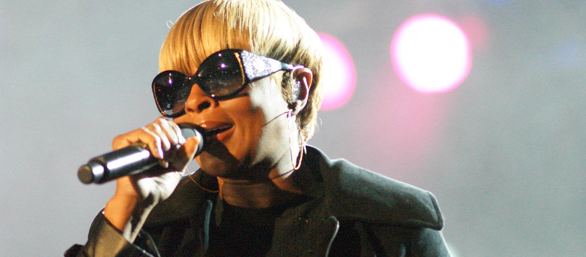 Mary J Blige singing